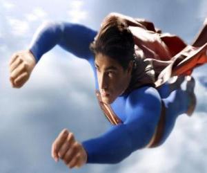 Puzzle Superman φέρουν στον ουρανό, με κλειστές γροθιές και με το παλτό κοστούμι του